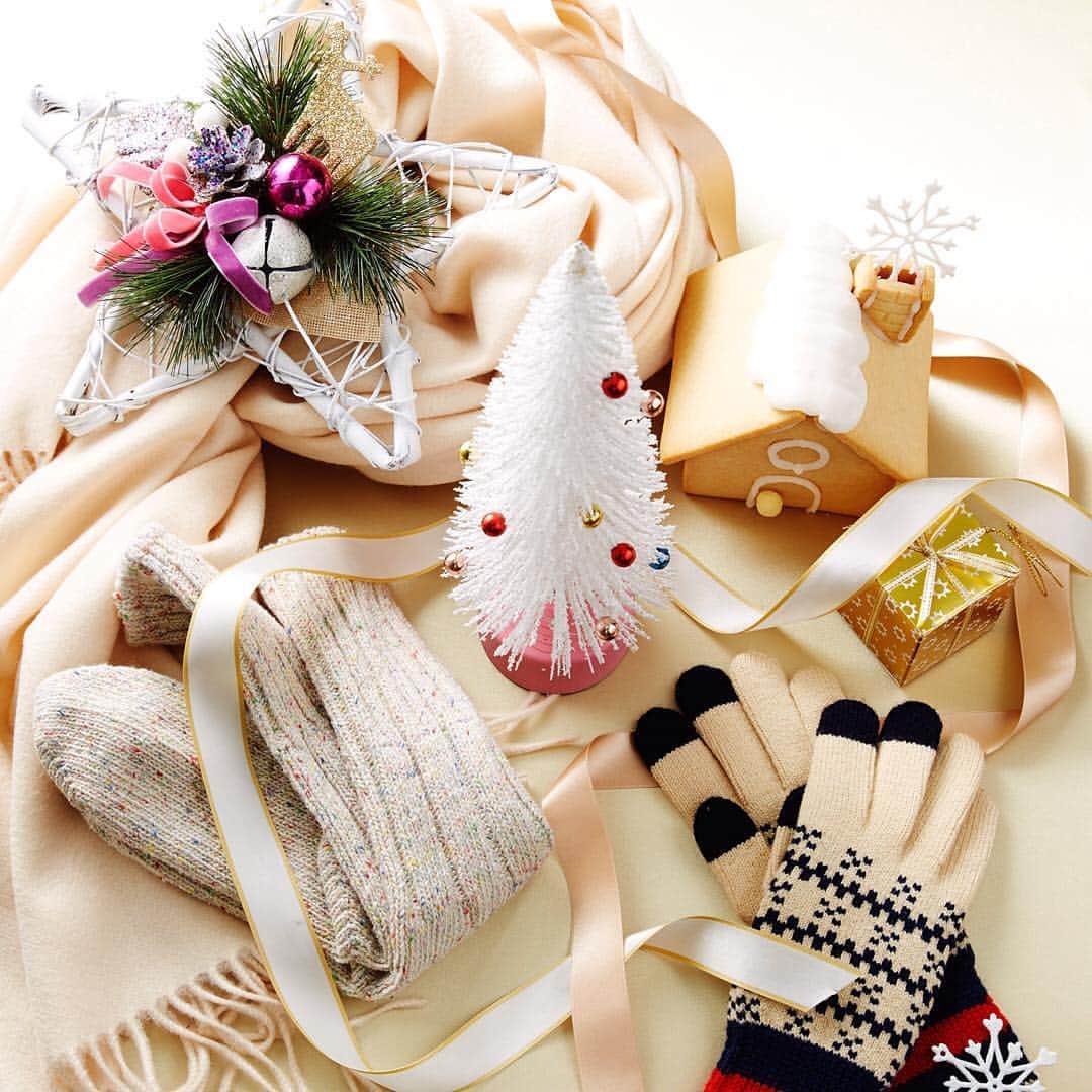 ルミネ公式のインスタグラム：「クリスマス「大切な人を想う」幸せ時間の過ごし方 http://magazine.lumine.ne.jp/?p=64229 #lumine #ルミネ #クリスマス #Christmas #クリスマスツリー #ホワイトツリー #リース #クリスマスリー ス #靴下 #手袋 #マフラー #ストール #お菓子の家 #プレゼント #present #インテリア #plaza #アメリカンラグシー #ootd #outfit #fashion #follow #followme #フォロー #instagood」
