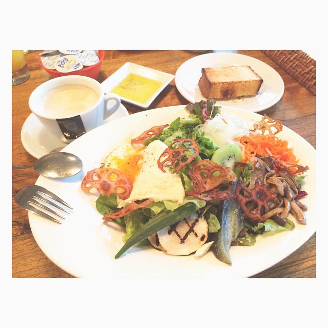 和田彩花のインスタグラム：「today's  lunch✨  Riverside Cafe Cielo y Rio  スカイツリー眺めながら、ボリュームいっぱいのサラダランチでしたヾ(´ω｀；)♡ #蔵前  #蔵前カフェ  #シエロイリオ  #カフェ  #カフェ巡り  #ランチ」