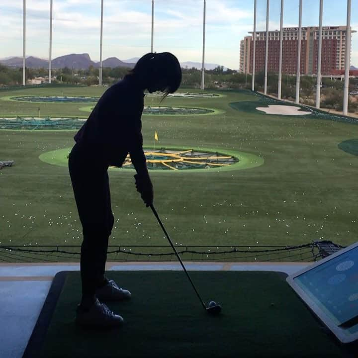 木村文子のインスタグラム：「初めてトップゴルフに行きました⛳️☀️ ゲーム感覚で出来る打ちっ放しです😊楽しかった〜✨ そんなに飛んでないのに、ガッツポーズ…😅笑 #ゴルフ#打ちっ放し#スコア#飛距離が出ない #でも #楽しい #また行きたい  #golf #topgolf #az #usa #fun #enjoylife #goodtime #dayoff」