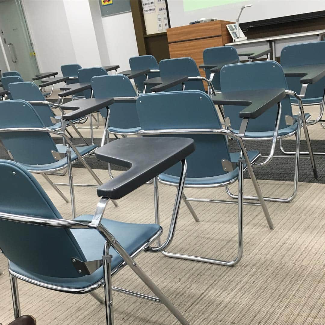 のインスタグラム：「今から免許更新。 久々椅子に座って人の話 きくけど寝てまいそうや！笑 暇、暇、暇、暇嫌い。」