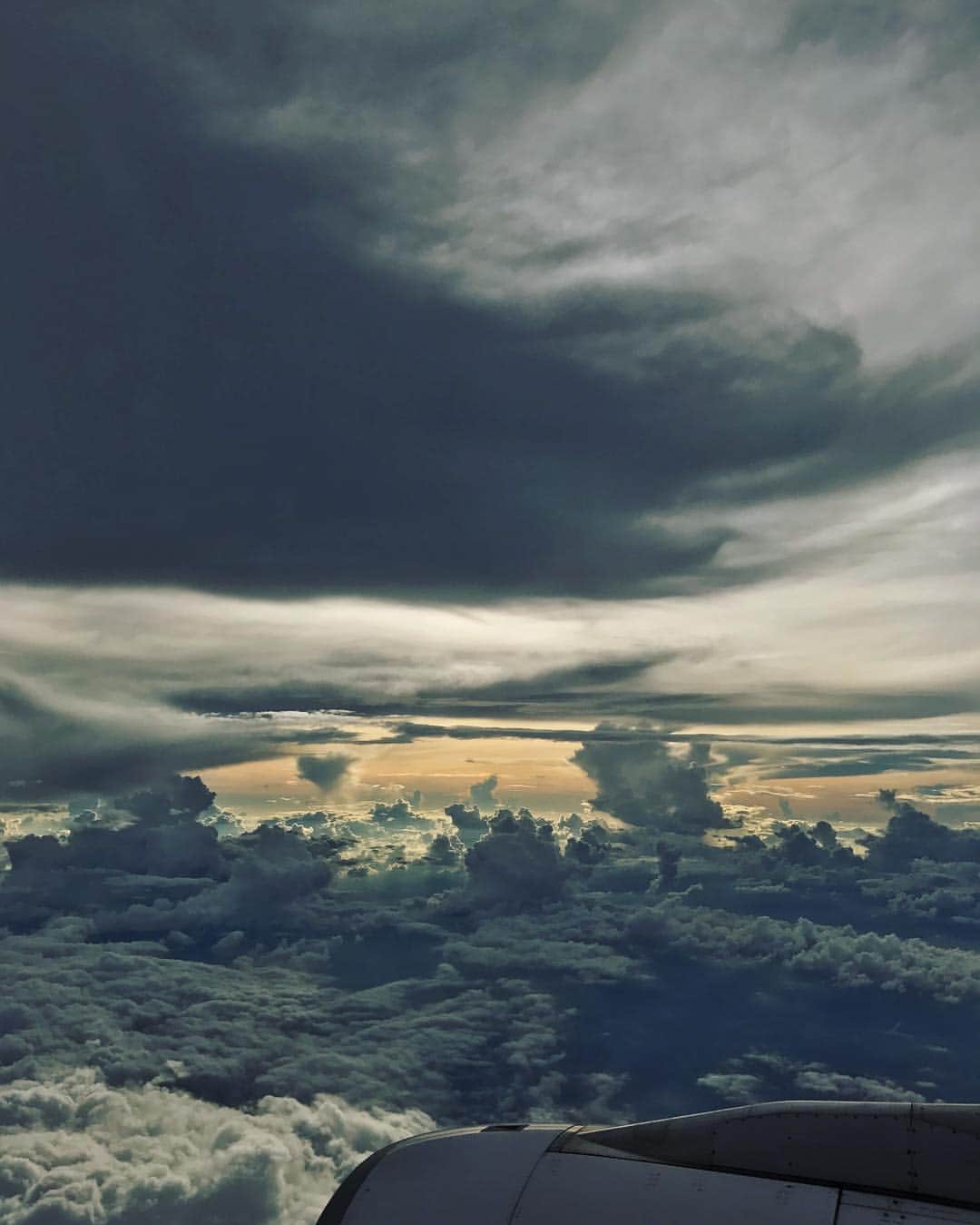 ザック・フリードマンのインスタグラム：「Transfixed by these clouds!」