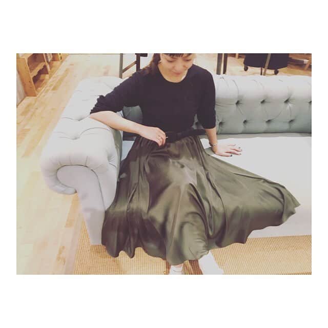 エルフォーブルのインスタグラム：「ボリュームたっぷりのギャザースカート。 動いた時のシルエットもキレイ❤️ ヴィンテージサテンギャザースカート 16,000yen＋tax Color: Khaki 40mm巾レザーベルト 7,500yen→3,750yen＋tax Color: Black #ELFORBR#elforbr#エルフォーブル#サテン#ギャザースカート#ボリューム#レザーベルト #ウエストマーク#ロングスカート#シンプルコーデ#新宿Flags」