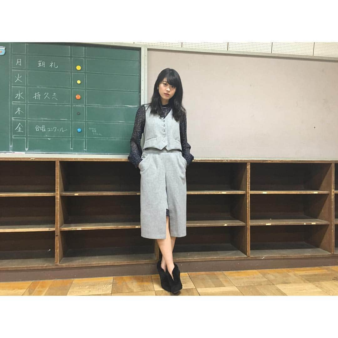 馬場ふみかのインスタグラム：「. キングちゃん１週目ありがとうございました。  jumpsuit... #CHERIE shirt... #KAMISHIMACHINAMI shoes... #RANDA pierce..#flake  来週もよろしくお願いします。」