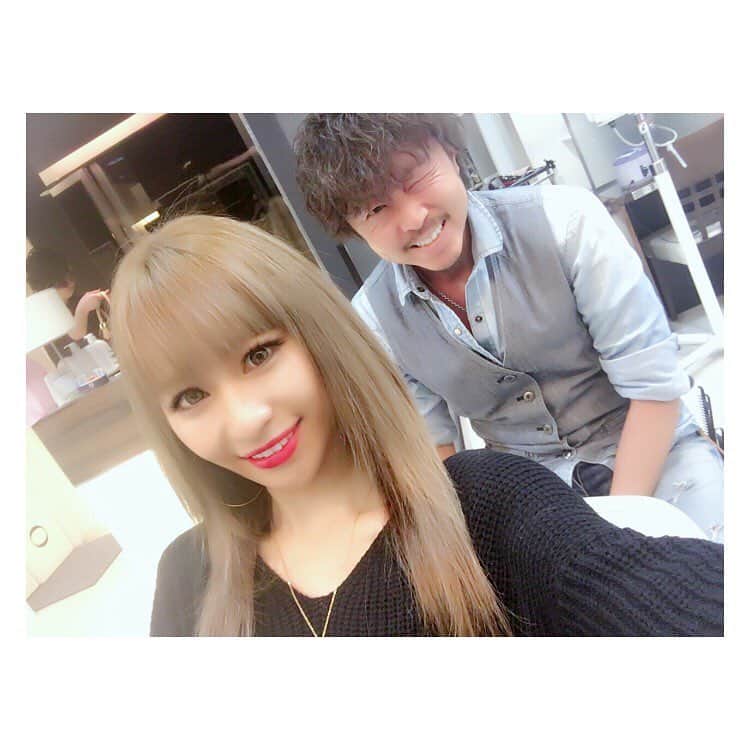 のインスタグラム：「先日久しぶりに @l.dorado_hair_salon に行って カラーしてもらったよ💇💓 今回はベージュ系に♡ ・ 『まあさのインスタ見た』で 全メニュー30%引きになります🌟 是非行ってみて下さい（＾＿＾）🎵 担当は辻井さんです👦🏻 ・ カット7,560円→5,300円 カラー8,640円→6,050円 パーマ8,640円→6,050円 トリートメント5,940円→4,160円 ・ ☎︎【TEL】 03-6418-4944 📮【住所】 〒150-0002 東京都渋谷区渋谷3-18-8大野ビル5F ・ ・ #newhair #haircolor #hairstyle #ハイトーン #hair #instahair #LDORADO #shibuya #ヘアカラー #ヘアスタイル #髪色 #髪型 #エルドラード #渋谷 #有名店 #オススメ #まあさ #モデル御用達 #特別割引 #二重の女神まあさ」