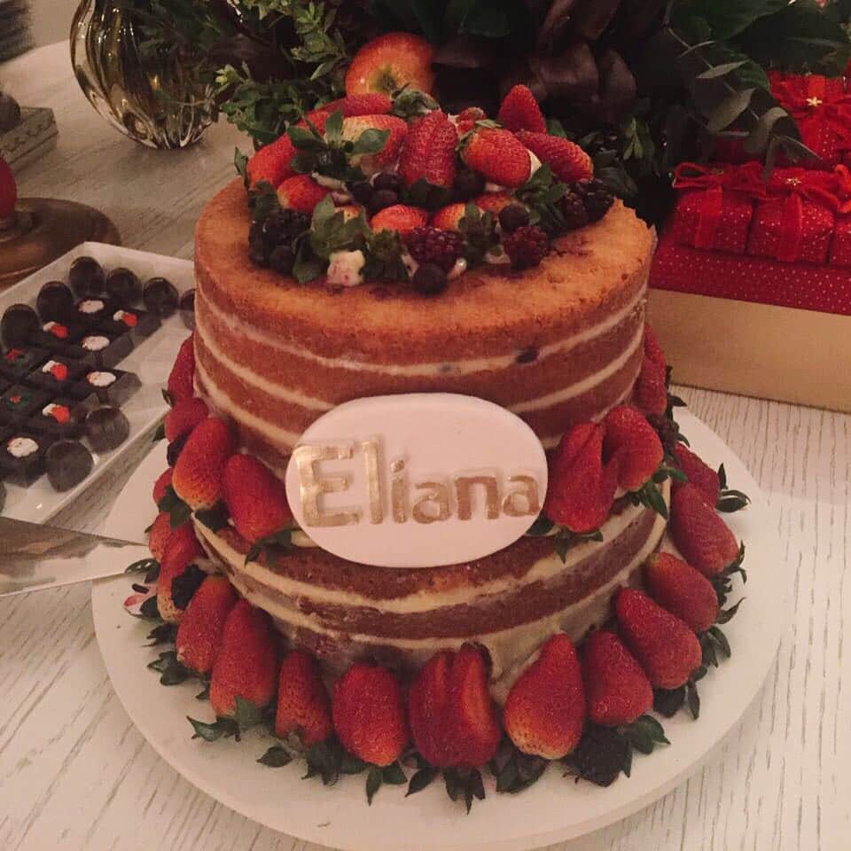 Eliana Michaelichin Bezerraのインスタグラム：「Deu meia noite e este lindo bolo apareceu!! @andreaguima5 que lindo!! Obrigada 💕 #nivereliana #eliana #deusnocomando」