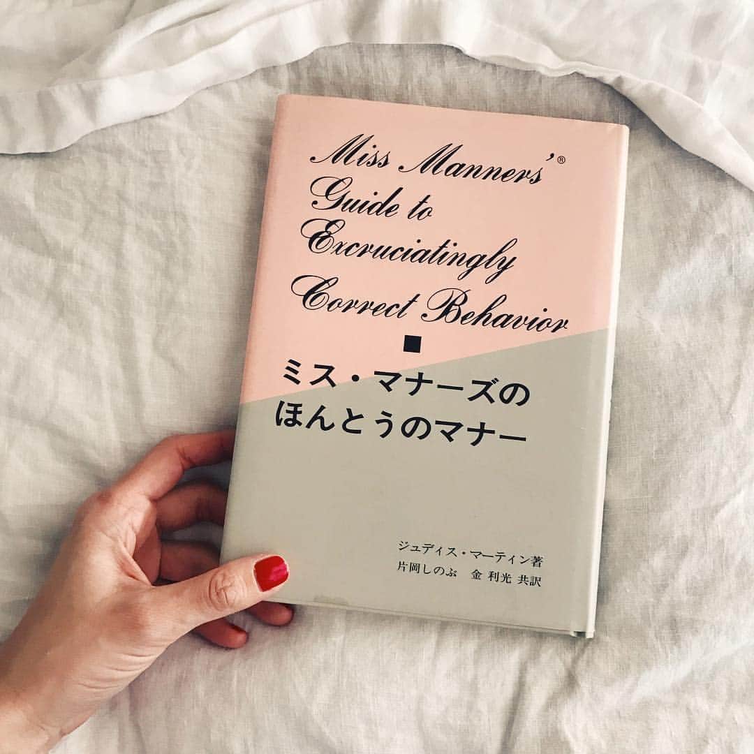市川実和子のインスタグラム：「さっき、 ポストを覗いたら届いていた、大好きだった本。 よく新聞やなにかにあるような、お悩み相談形式の本なのだけど、 20歳の頃、 これと帝国ホテルのおもてなし本みたいのを繰り返し読んでいた記憶がある(何故)。 嬉しくて開いて、さっそくひとつめ。 のみものになにかを浸して食べるのは、本当にお行儀が悪いことなのか？という疑問。 ミス・マナーズは、それはそれは鮮やかに、簡潔に、だけどいろんなところからその疑問を眺め、たくさんの隙間を持って答えていた。 感嘆して口開いた。 そんで今、 わたしはひとりでお行儀悪く、バウムクーヘンを紅茶に浸して食べてみている。 暮らしの手帖社の本って、ちっとも知らなかった。 また再版しないかなぁ。」