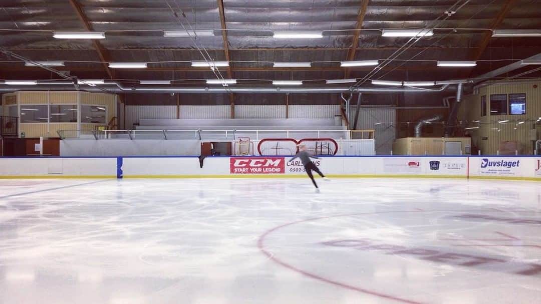 ヴィクトリア・ヘルゲソンのインスタグラム：「Var tvungen att träna lite själv idag efter morgonträningen 😀#mycketroligareänattspringa #skatesweden」