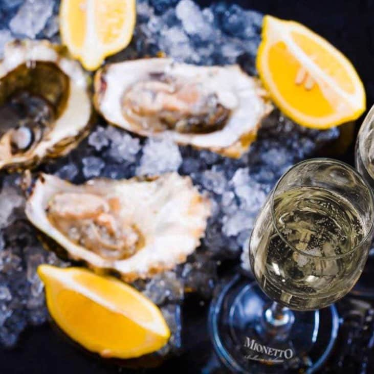 Mionetto Prosecco Sverigeさんのインスタグラム写真 - (Mionetto Prosecco SverigeInstagram)「Spännande kombination med ostron och den torra Mionetto DOC Brut. ✨  #mionetto_se #mionetto #ostron #oysters #prosecco #mousserande #vin #italien #bubbel #skål #aperitif #fördrink  #sparkling #cheers #cincin #matochvin #vinprovning #vintips #glera」11月22日 19時46分 - mionetto_se