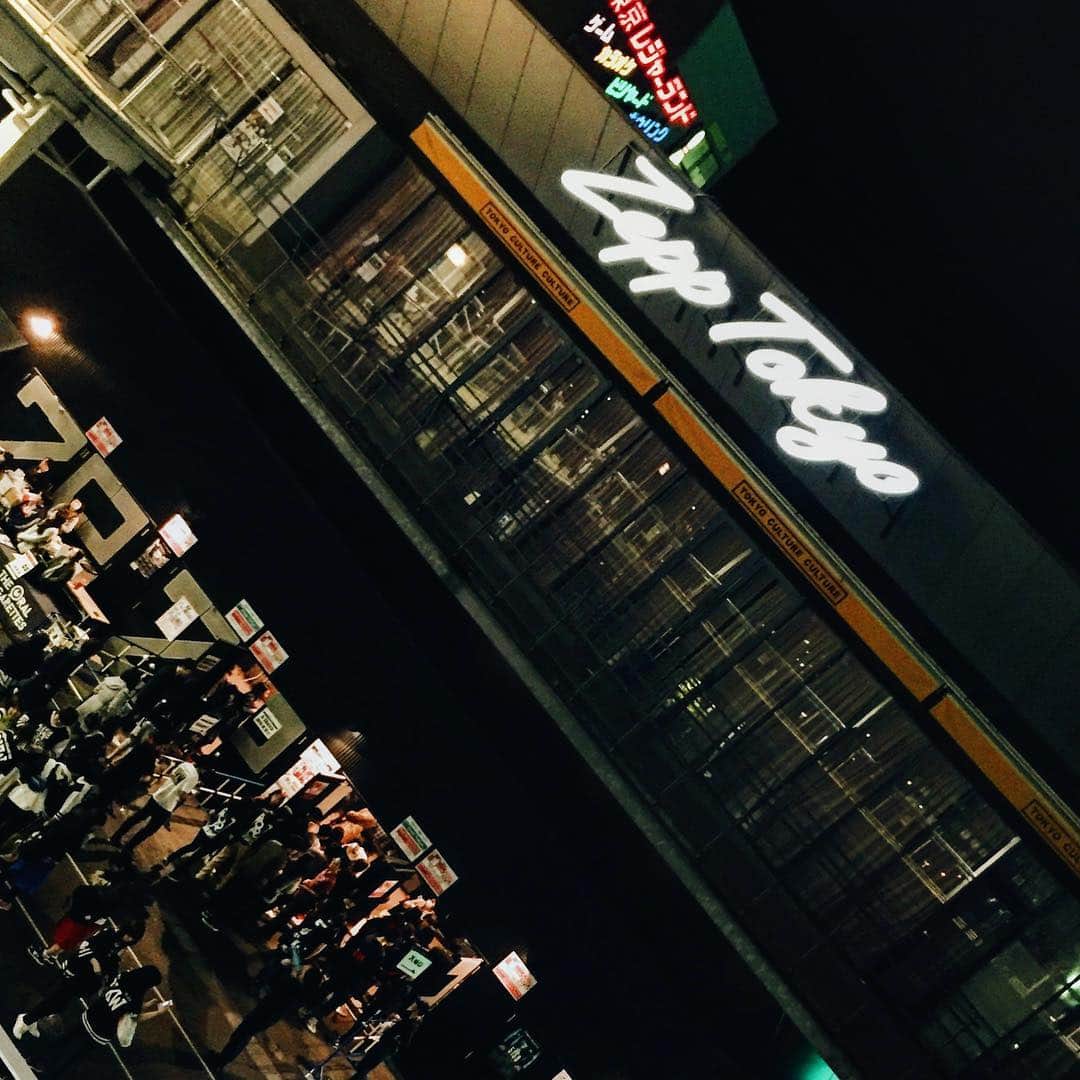 M-ON! MUSIC｜エムオンミュージックのインスタグラム：「THE ORAL CIGARETTESのキラーチューン祭りにお邪魔してきました！ ・ ＂MCでファンと腹を割って話す＂SNSがある時代で彼らももちろんフルに活用してますが。ライブハウスで行われたそれは、とても新鮮で、でもいちばん真っ当な光景でした。 ・ 今日はZeppのオーラル、2017年は武道館のオーラル、数年後にはもっと色んなステージで彼らが観られるようになるんだろうなあ……。その先まで見届けたい、そう思わされたワンマンツアー最終日でした。 ・ 先日取材させてもらった山中拓也さんのインタビューは現在公開中です！ぜひチェックしてくださいね。[まなたん] ・ #theoralcigarettes #オーラル #5150 #キラーチューン祭り #唇ワンマン #山中拓也 #鈴木重伸 #あきらかにあきら #中西雅哉 #live #monmusic #まなたんpost」