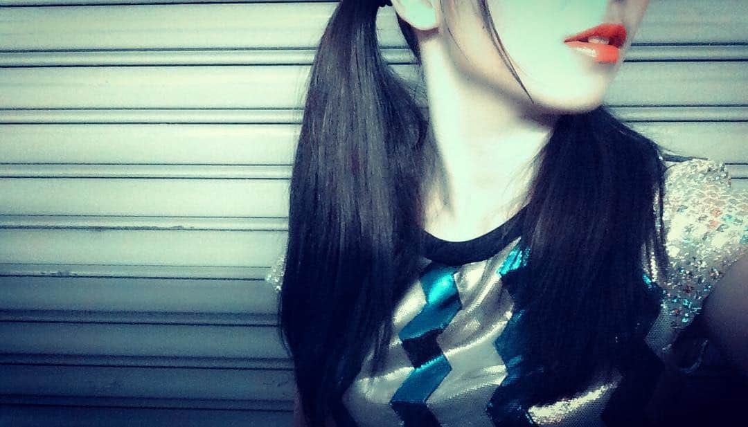 江室里香のインスタグラム：「私です、江室里香です、#いいツインテールの日 #唇 #赤 #青色担当 #ナンバーエイト」