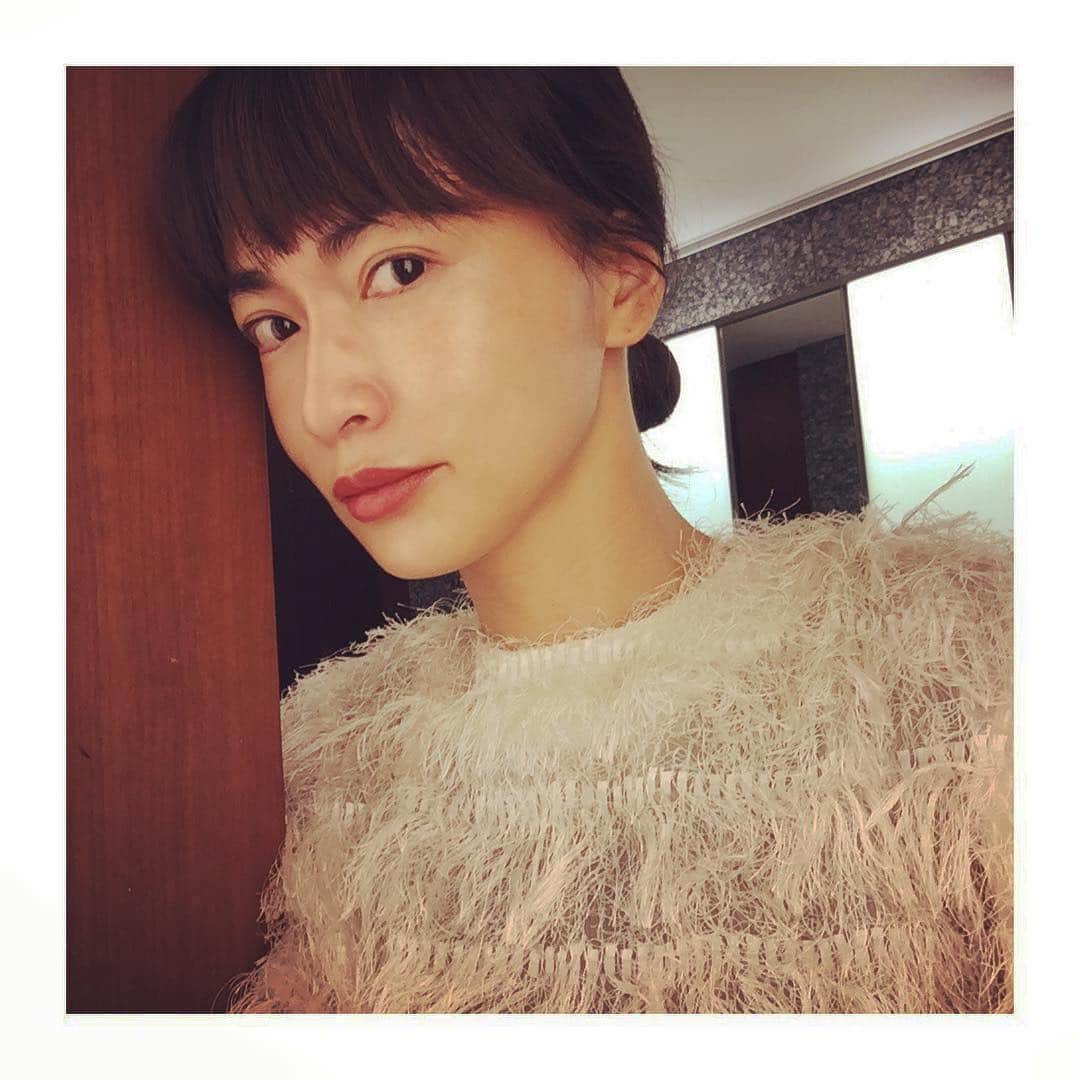 長谷川京子さんのインスタグラム写真 - (長谷川京子Instagram)「ちなみに、最近よくする髪型です。 下の方でお団子、耳にも髪をかけて。」11月22日 23時38分 - kyoko.hasegawa.722