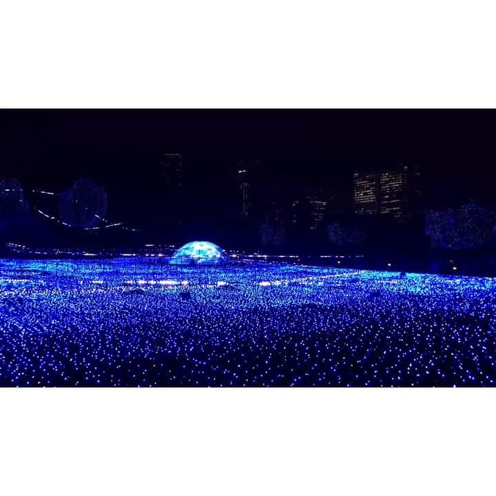 のインスタグラム：「スターライトガーデン 六本木 東京ミッドタウン 芝生広場 每年都很值得看的六本木聖誕燈飾 這次是宇宙感的星空花園 不管看過幾次都還是覺得好感動呀😭  #yukajapandaily#daily#tokyo#roppongi#tokyomidtown#illumination#xmas#christmas#autumn#friend#photooftheday#六本木#東京#友達#芝生広場#日本#日記#東京ミッドタウン#ミッドタウン#楽しい#イルミネーション#秋#11月#スターライトガーデン#ビデオ#クリスマス」