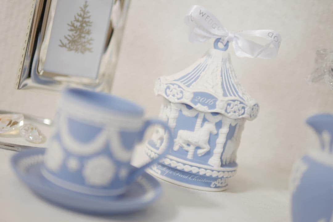 竹中一江のインスタグラム：「初めてクリスマスを迎える息子の記念に♡ 今年の年号&Baby's First Christmasが刻印された✨ 限定品のメリーゴーランド型のオーナメント💕 #ウエッジウッド  #ホリデーオーナメント  #クリスマス #子どもができたら絶対欲しかったオーナメント♡やっとお迎えできた💓」