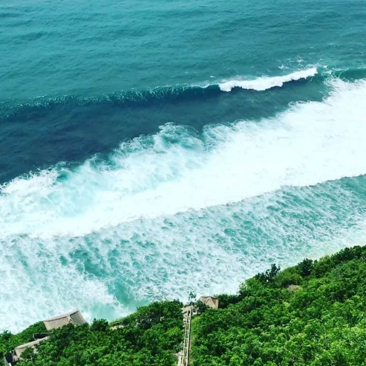 のインスタグラム：「クリフトップ🌴🌴🌴 #クリフトップ #クリフエッジ #バリ #インドネシア #弾丸絶壁 #エスケープ」
