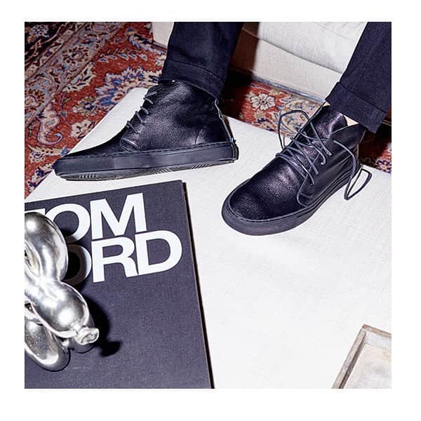 チャールズフィリップのインスタグラム：「Men lace up mid tops. Get ready for the cold.  #charlesphilip」