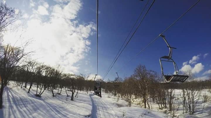 落合恭子のインスタグラム：「☃ 冷えてきた〜🌬 明日は都内でも初雪あるかな？ スノーシーズンが待ち遠しいよ〜🏂🏂 この日磐梯山で撮った特集も掲載されている #SNOWANGEL @snowangel_mag  目の前に迫ったゲレンデシーズンに備えてチェックしてね💁❄️❄️ Its will be snowing in Tokyo tomorrow☃ It's coming the new season of snowboarding Japan.  Snow Jkt Pnt : @billabongwomensjp #bwjp #snowboarding #磐梯山 #japan #snow #winter #ムッシュ #boomboom #instagood #GoPro #hero4」