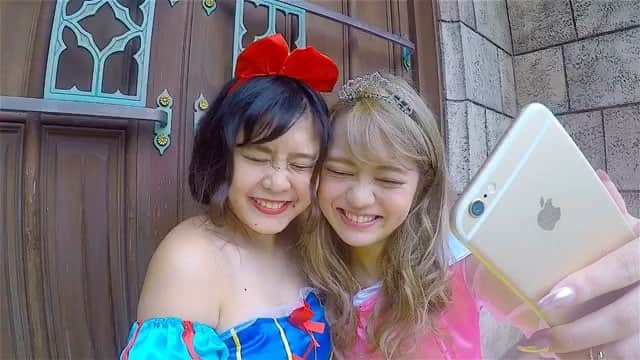 YOKOのインスタグラム：「🍎👸🏻💖👸🏼🌹 . ふいになつかしのDハロプリンセスMovie📽💫 . 仲良しプリンセスがディズニーでわいわいわちゃわちゃてイメージ🌈(笑) . おてんばな感じも伝わるかな〜👭？(笑) . ただただ楽しかったから楽しさだけは伝わってほしい！！！😂💕 . 次は上海ディズニーのMovieつくる！🐭❣ . ♬Oath - Cher Lloyd #disney#disneyland#disneyhalloween#disneyprincess#princess#snowwhite#aurora#instagood#instalike#like4like#twins#gopro#gopro_jp fun#bff#Dハロ#Dハロ仮装2016#プリンセス#白雪姫#オーロラ姫#ディズニー#東京ディズニーランド#仮装#カメラ女子」