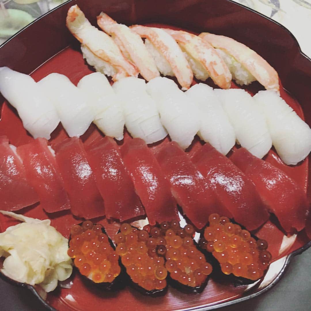 アントニーのインスタグラム：「実家の寿司  #実家 #寿司 #板橋 #寿司テロ」