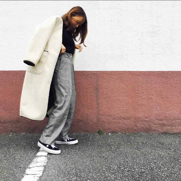 野尻美穂のインスタグラム：「ワイドパンツ何本目だよ私。 っていうくらい今年は好き。 #h_beautyandyouth #jandmdavidson #converse #nanouniverse #widepants #グレンチェック #着用アイテムはPRESSBLOGを見てね🤔 #のじカジ」