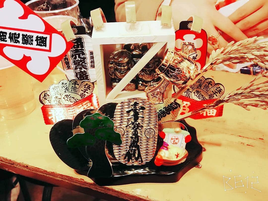 水樹りさのインスタグラム：「酉の市🍻🏮 #酉の市2016 #酉の市  #熊手 #商売繁盛祈願 #商売繁盛 #日本酒」