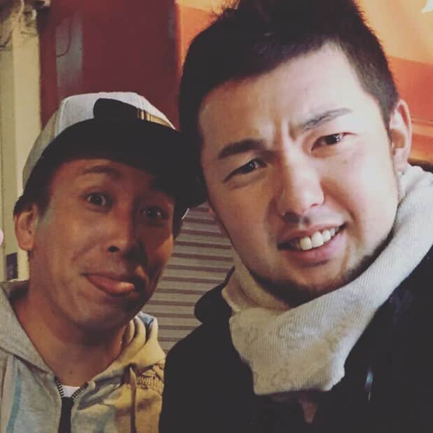 のインスタグラム：「内くんと酉の市！笑 ビールとおつまみ おごってもろたよー😁✌️」