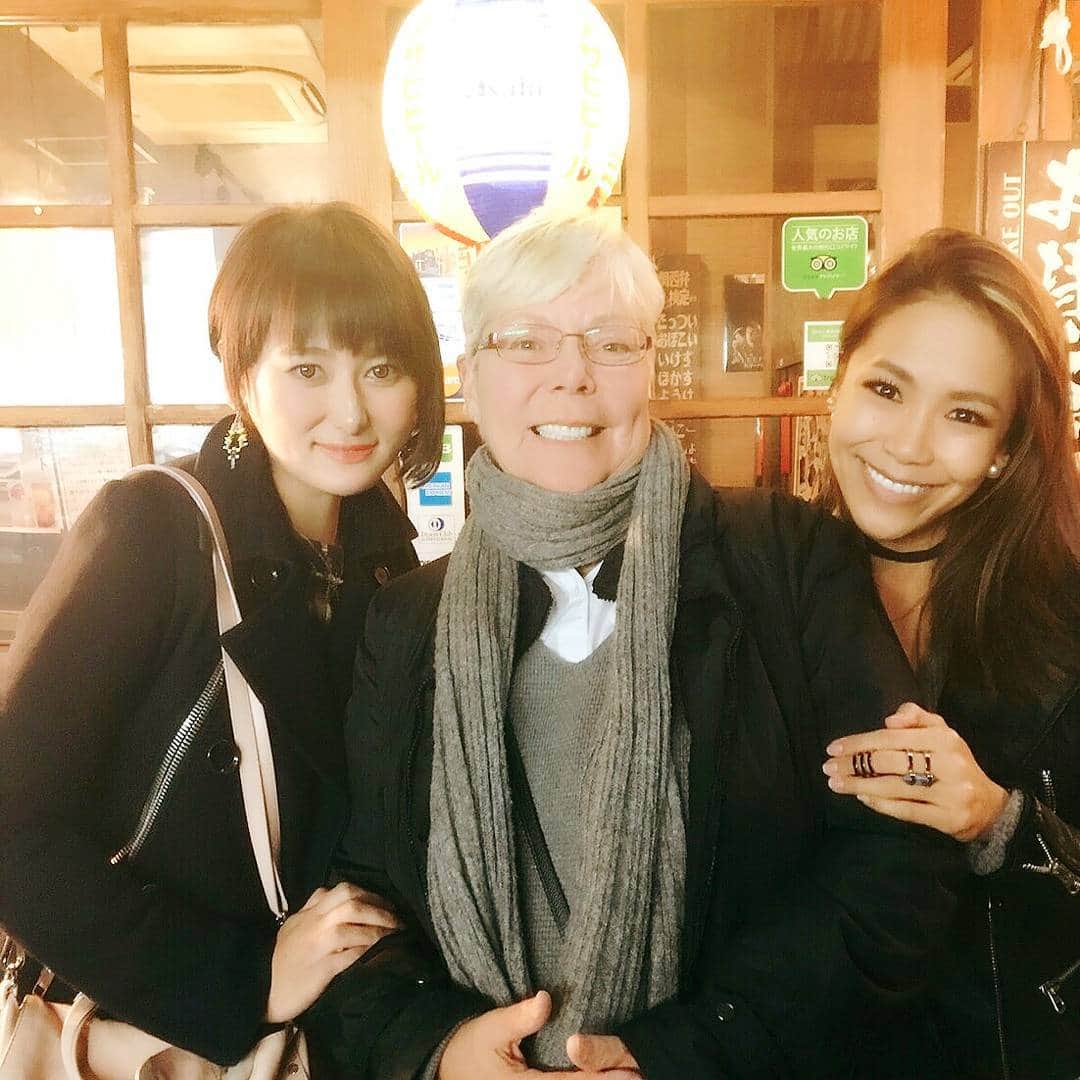 坂倉アコのインスタグラム：「Reunited and it feels so good♥  Can't believe it's been almost 15 years since the last time we all saw each other!!! Taylor was the best and favorite teacher for me and my bestie Mako at Yokohama Eiwa high school!  高校時代の恩師、テイラー・ホワイト先生と高校時代からの親友、真子と😆 こうして、みんなで揃うのは15年ぶり!  #ホワイト先生 #reunited #yokohamaeiwa #横浜英和女学院 #bestteacher #sohappy #welcomebacktojapan #tokyo #timeflies #itsbeen15years」
