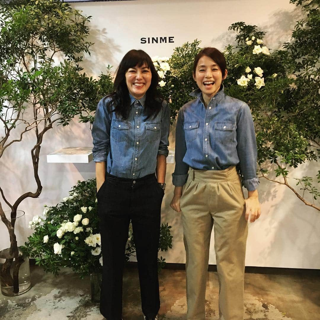 石田ゆり子さんのインスタグラム写真 - (石田ゆり子Instagram)「SINME初めての展示会✨🐾🍃🐿 すごい熱気でした。 グルカパンツ、ほんとに可愛い。 沢山買ってしまった… 育てるジーンズ👖という言葉に感銘を受けた👀✨」11月24日 17時35分 - yuriyuri1003