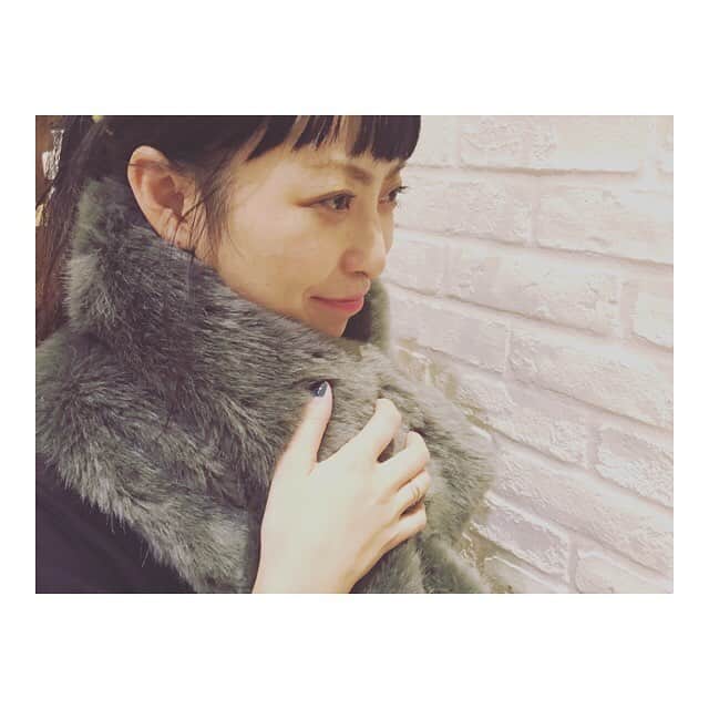 エルフォーブルのインスタグラム：「お気に入りの冬小物を身につければ寒い朝も乗りきれる❤️ フェイクファーマフラー 12,500yen→6,250yen＋tax Color: Dark brown/Navy #ELFORBR#elforbr#エルフォーブル#フェイクファー#マフラー#スヌード#冬小物#ボア#ネックウォーマー#新宿フラッグス」