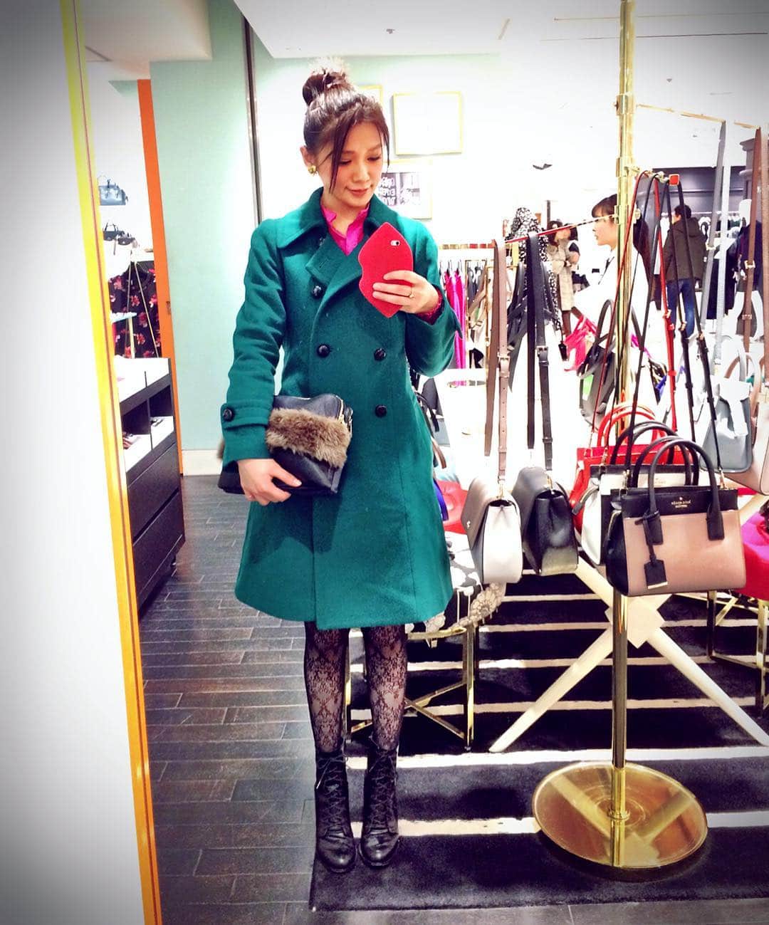 金山睦さんのインスタグラム写真 - (金山睦Instagram)「お母さんのお誕生日プレゼントを買いに百貨店へ🎁プレゼントて難しい…(>_<) ・ ・ ・ 今日は東京でも雪☃️❄️みなさん風邪には気をつけてくださいね☝🏻 #昨日 #マザコン #katespade は自分用に入っただけです。#よそいきコーデ」11月24日 11時10分 - kanayama_chika