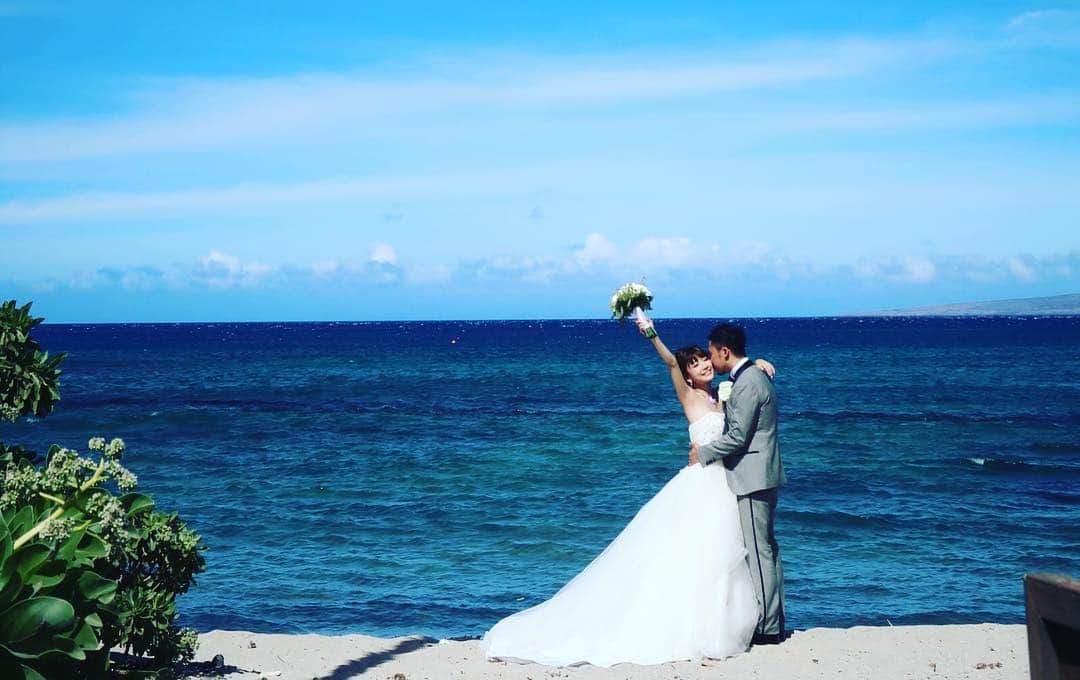桃さんのインスタグラム写真 - (桃Instagram)「ハワイ島でバウリニューアル👰🏼✨良い天気で最高👍🏻✨ #結婚6周年 #wedding #ハワイ島 #コナ #Hawaii #watabewedding #vowrenewal #バウリニューアル #ワタベウェディング」11月24日 13時37分 - momo.official