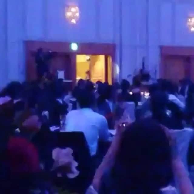 小祝麻里亜のインスタグラム：「たまには動画❤️ともだちの声入り（笑）奏者の方に来てもらい、音楽は生演奏でした🎶会場が横に広いのでスクリーンを2つ設けてもらい、見えない方がいないように…😊🙌🏻🙌🏻 --- #ウェディング#入場#伝統衣すんす#すんす#古式#韓国#婚礼#韓服#チョットリ#ノリゲ#刺繍#動画 #披露宴#花嫁#名古屋#マリオット#koreanstyle #nagoya#marriott#1119_wedding#movie #결혼식」