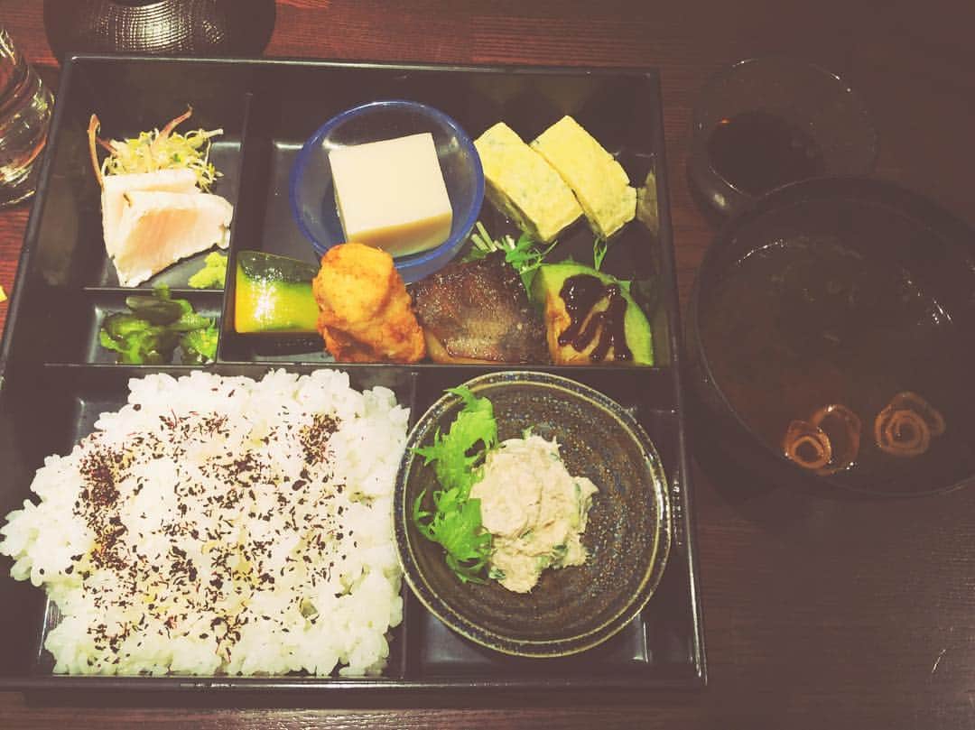 和田彩花のインスタグラム：「東銀座でおひとりさま和食ランチ✨  限定食のお弁当食べれてよかった(｡-_-｡) その後、予約したエステでむくみとってこれからスパニスト検定がんばる🔥  #東銀座  #銀座  #ランチ  #茶良ら  #和食  #おひとりさまランチ  #エステ  #パルティール  #スタバで勉強ちゅう」