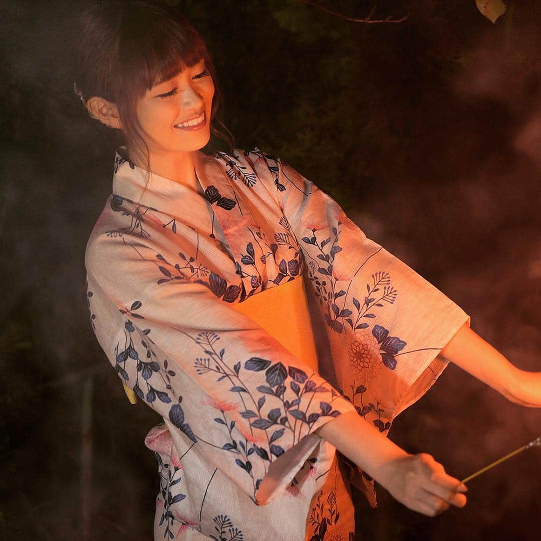 葉山みおりのインスタグラム：「明日は新作発売日〜💓 #dvd #新作 #グラドル #グラビア #3作目」