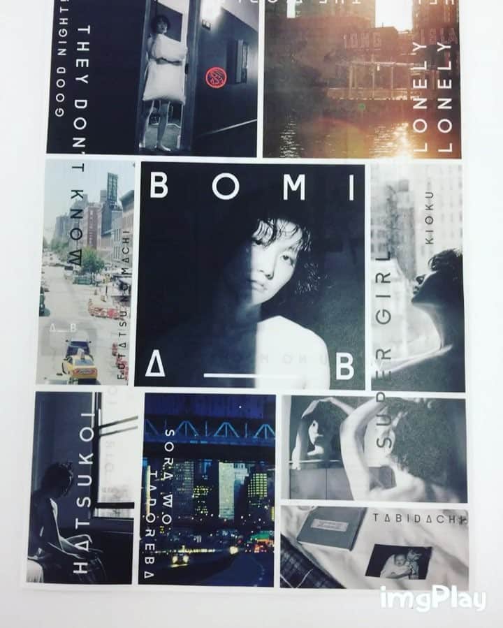 BŌMIのインスタグラム：「今回のアルバム「A_B」ですが、こんな感じで、一枚一枚手折りでスタッフさん達と作業しております。わたしが折ったやつもいくつか混ざっているかも！？みんなに実物手に取って欲しいな〜！12/7発売、予約受付中🙆」