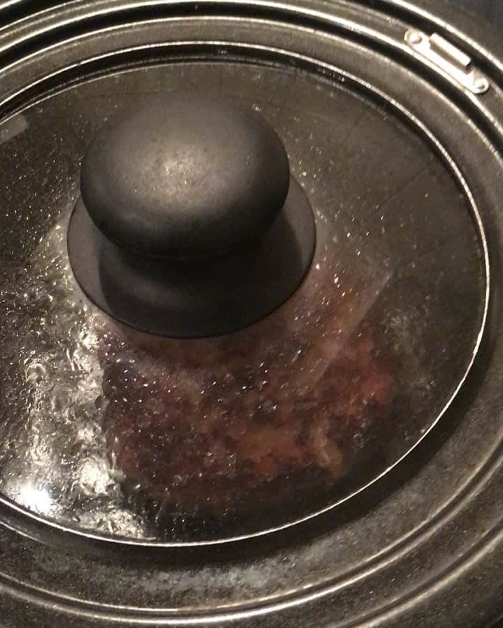 のインスタグラム：「ハンバーグ焼いてます🙆🍳 ハンバーグには目玉焼きのせる派です😤 1人ご飯だからちゃちゃっとね。 #蒸らしてるとこあけちゃたw #ハンバーグ #お家ご飯 #手作りご飯 #hamburg #homemade #cooking #instagood #foodporn #foodpic #lovefood #yummy #yummyfood」