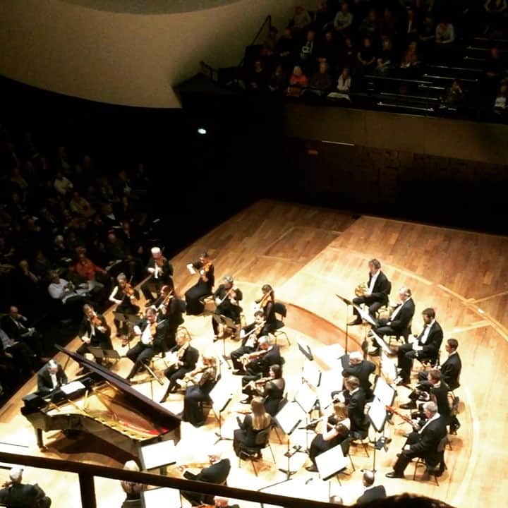 のインスタグラム：「An #amazing #concert of#murrayperahia @philharmoniedeparis #philharmoniedeparis #paris#france#incredible #incroyable #amazing #beautiful#musique #classicalmusic #orchestra #academyofstmartininthefields #piano #musically #musical #haapytime #enjoy #beautifultones #sound #soundofmusic #rondo #incroyable#tresjolie #素晴らしい #音色 ##コンチェルト#ロンド#ビデオ#音楽#ピアノコンチェルト」