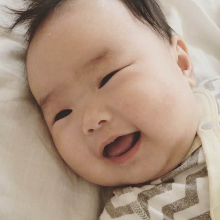 のインスタグラム：「あさの4ヶ月検診でした。 6.65kg62.5cm異常なし。 起きてる間はずっと喋って遊んでます。 ではこれからもこの調子で。」