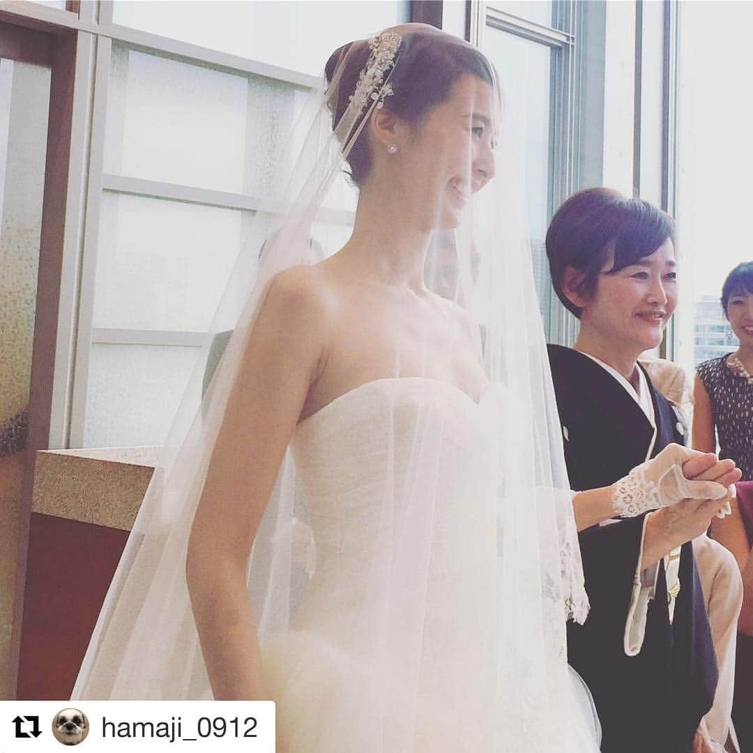 中原歩さんのインスタグラム写真 - (中原歩Instagram)「* 昨日は結婚式でした😊💕 直前までなかなか実感が湧かず、どうなるかな😅？と思っていましたが、扉が開く直前に母と手を繋いだ瞬間、胸がグーっと熱くなり涙がウルウル。 しっかりこらえましたが、  母に「早いよ😂😂✋🏻」と突っ込まれ思わず笑顔になり入場、なシーンです💖笑 そして、この美しいベールはハマジ@hamaji_0912 から受け継いだものなんです✨ 私の前には@eri_toriyama 美和子ちゃん@miwako83 とバトンを繋いできました🎵 次は誰にバトンタッチ出来るかな😆💕✨ * ここから少しの間、結婚式の写真が続きますが お付き合いいただければと思います🌟 よろしくお願いします🙏🏻💕 お友達の皆さま、是非#ayumifestival1123 をつけてアップをお願いいたします🙇‍♀️💕 * * * #結婚式 #母と手を繋いで #幸せな時間 #wedding #happy #ayumifestival1123」11月24日 23時45分 - nakahara_ayumi