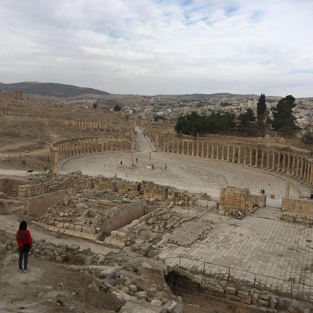 久保田智子のインスタグラム：「The ruins at #jerash #jordan cover huge area..#ヨルダン#ジェラシュ」