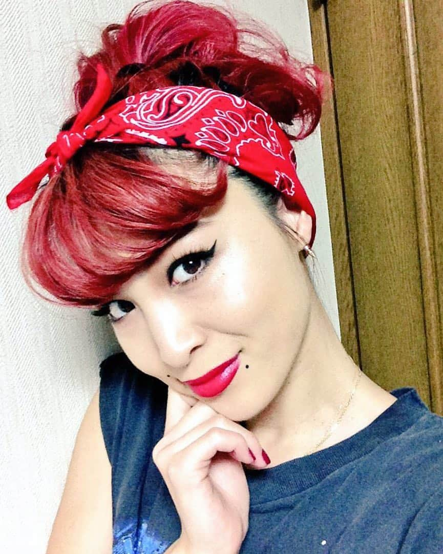 月本えりさんのインスタグラム写真 - (月本えりInstagram)「#fbf #flashbackfriday 🌹🌹🌹🌹🌹🌹 #selfie #pinup #pinuproll #bandana #red #redlip #lopstick #cateye #cateyeliner #makeup #redhair #hairstyle #ponytail」11月25日 13時01分 - eritsukimoto