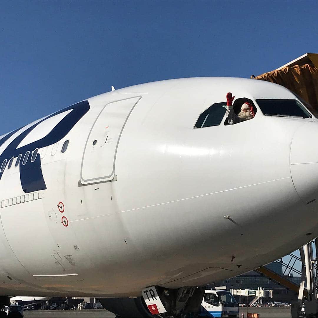 フィンエアーのインスタグラム：「Santa claus from Finland #feelfinnair」