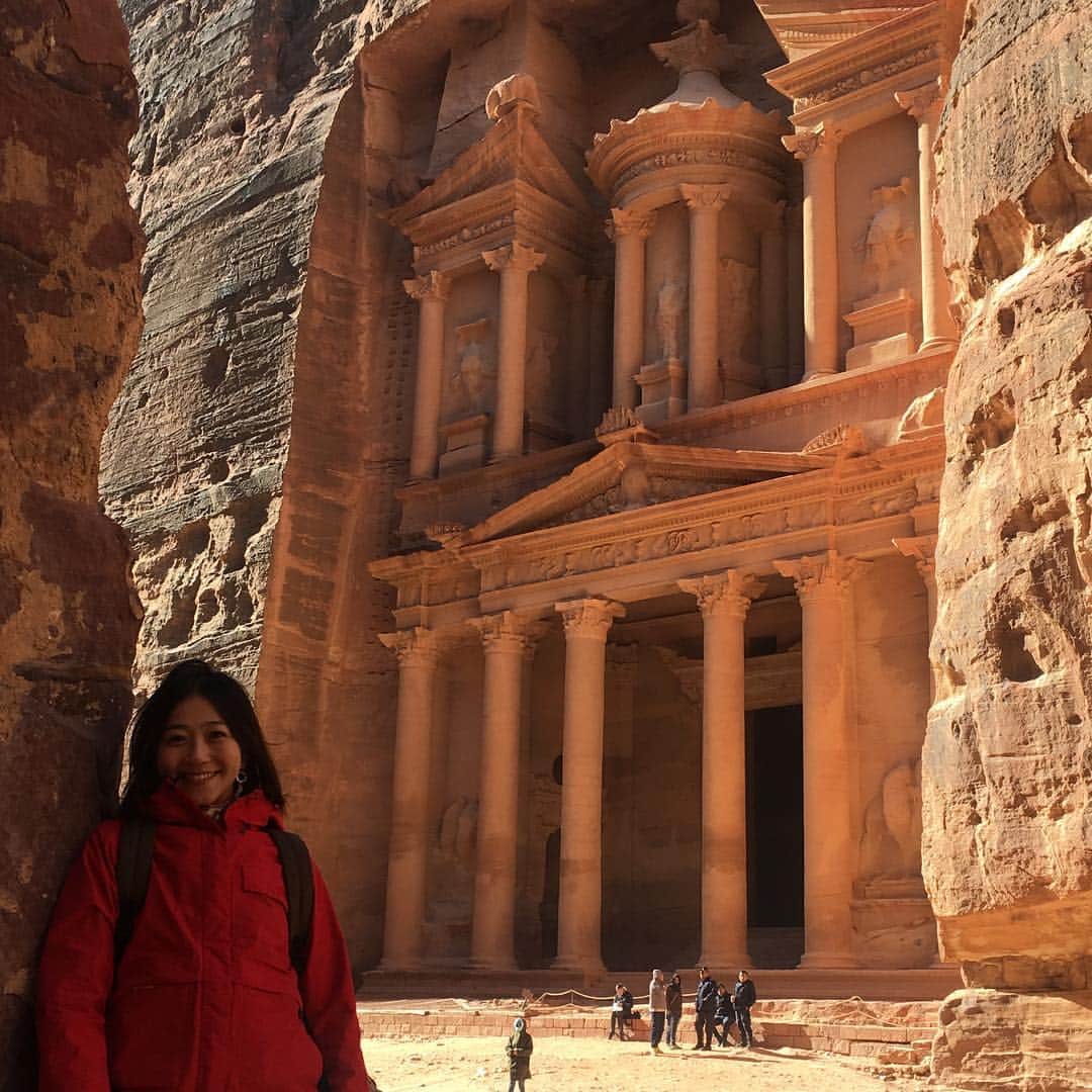 久保田智子のインスタグラム：「Deep within the dessert of #jordan lies the ancient city of #Petra Astonishing view from two thousand years ago. #ヨルダン #ペトラ #ペトラ遺跡」