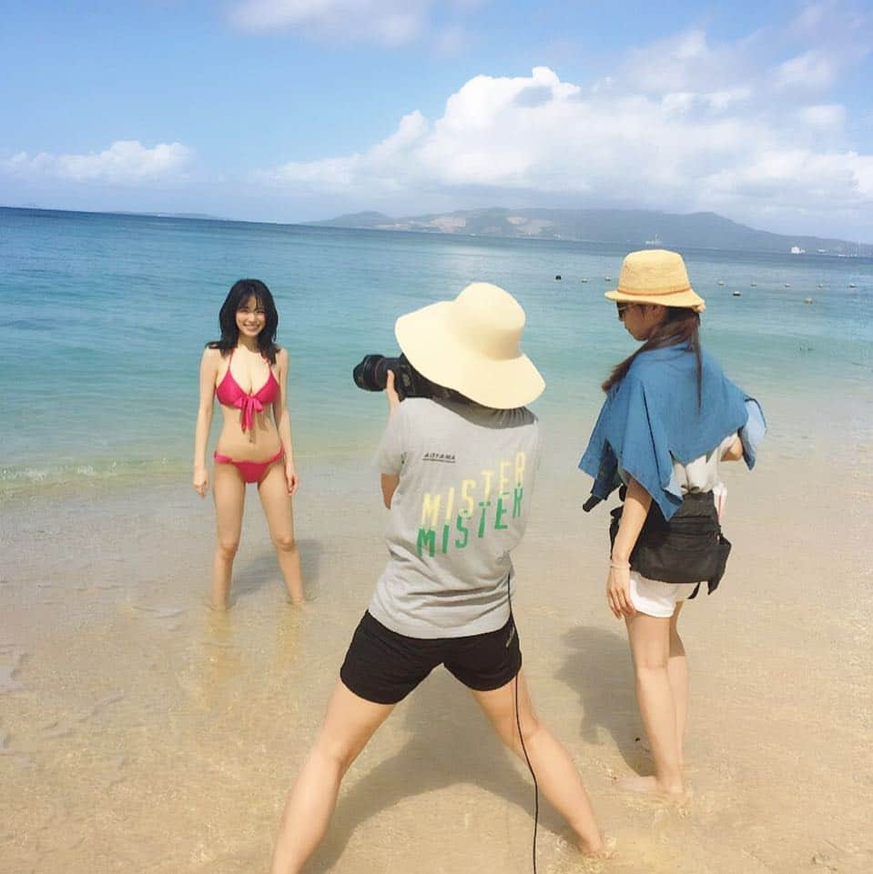 泉里香さんのインスタグラム写真 - (泉里香Instagram)「#ヤンジャン#オフショット みーんな海に入って、 波と砂に足をとられながらの撮影🐳 お天気に恵まれて本当によかった☀️！ 海が最高だったー💓 #麦わら隊 #ヤンジャンりかじゃん #ヤングジャンプ#集英社」11月25日 16時35分 - rika_izumi_