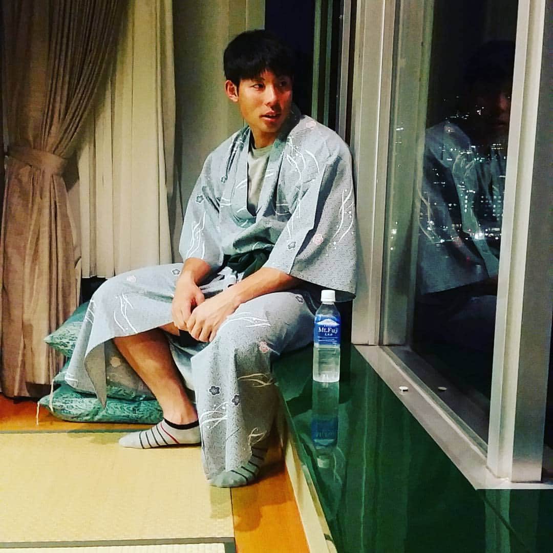 鈴木尚広のインスタグラム：「今日は納会  お部屋は長野、たけちゃんと一緒😄」