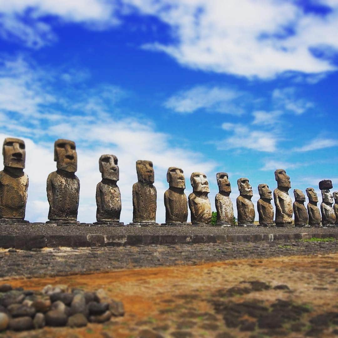 Koya Takeiのインスタグラム：「すごく独特でゆっくりとした時間が流れるイースター島。少しの時間で良いので、頭をこの環境に戻したい。普段やらなくてはいけないことに追われることが多くなるが、1度立ち止まり本当にやる必要があるのかを見つめる時間をもちたい。  #素敵な休日の過ごし方 #海外旅行 #世界一周 #南米 #trip #イースター島 #rapanui #ゆっくり #のんびり #モアイ」