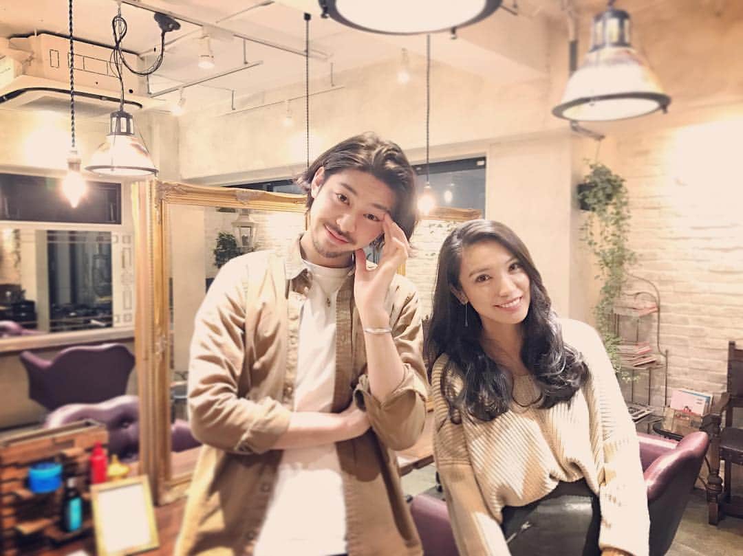 吉田愛璃のインスタグラム：「15センチcut✂️ スッキリ〜‼︎‼︎‼︎ 担当はMilkの露木さん♡ もはや絶大な信頼♡  @salon_de_milk  #blackhair」