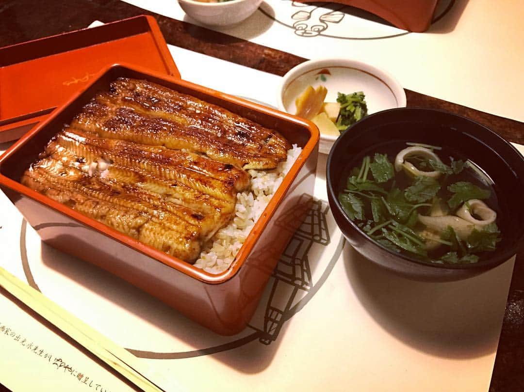 吉田愛璃のインスタグラム：「鰻で免疫高める作戦💪  実は二段で鰻のミルフィーユw 食べても食べても鰻。 幸せ....♡」