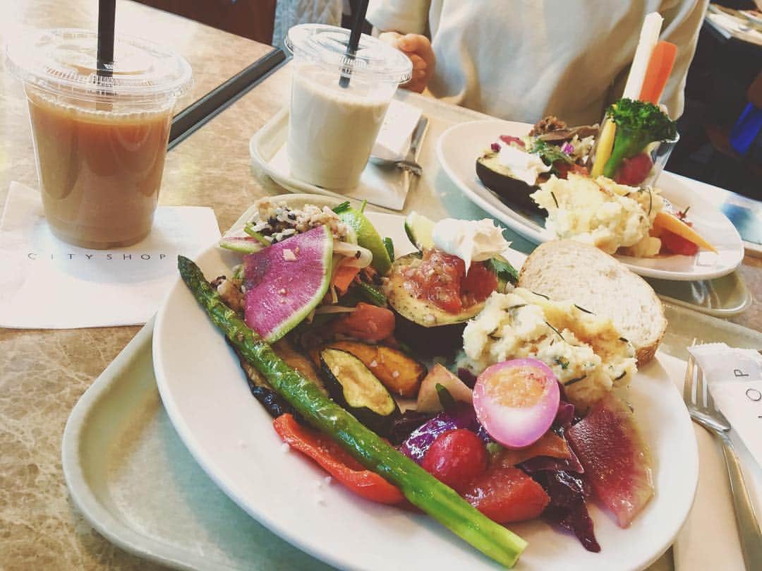 中山美香さんのインスタグラム写真 - (中山美香Instagram)「お腹いっぱい。  #おはようございます #salad #vegi #選べて嬉しい  #アボカド #アスパラ #ジャガイモ #大好き #cityshop」11月26日 8時41分 - mika5nakayama