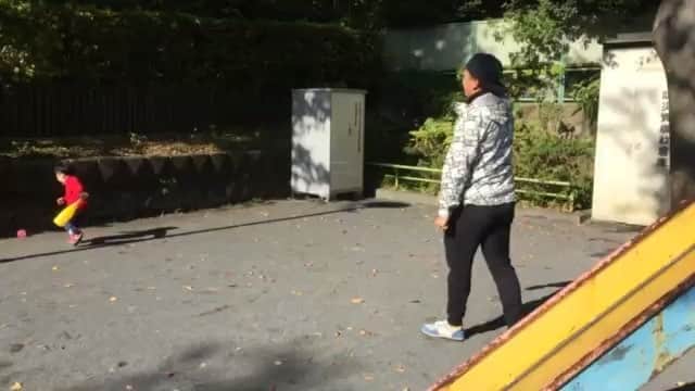 のインスタグラム：「親子対決完敗… 2歳児に負けるか…」