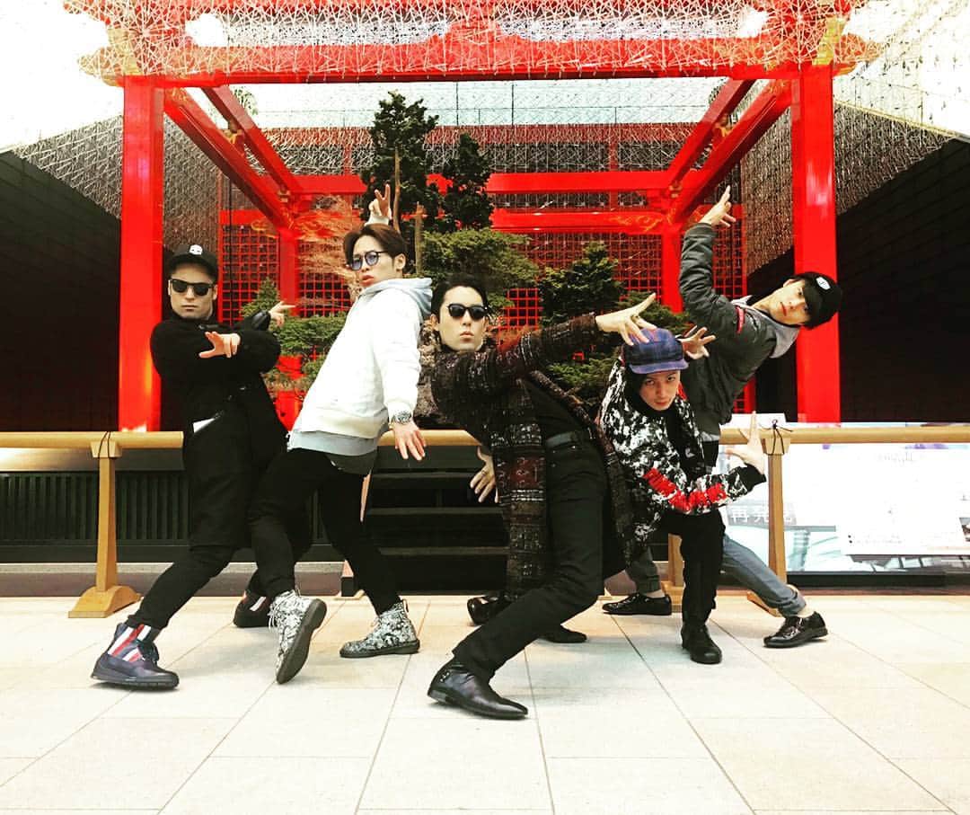 FISHBOYさんのインスタグラム写真 - (FISHBOYInstagram)「✈✈✈✈✈ to Seoul.  #とりあえず #羽田で #ジョジョ立ち #するよね  #jojo 👍」11月26日 11時56分 - fishboydance